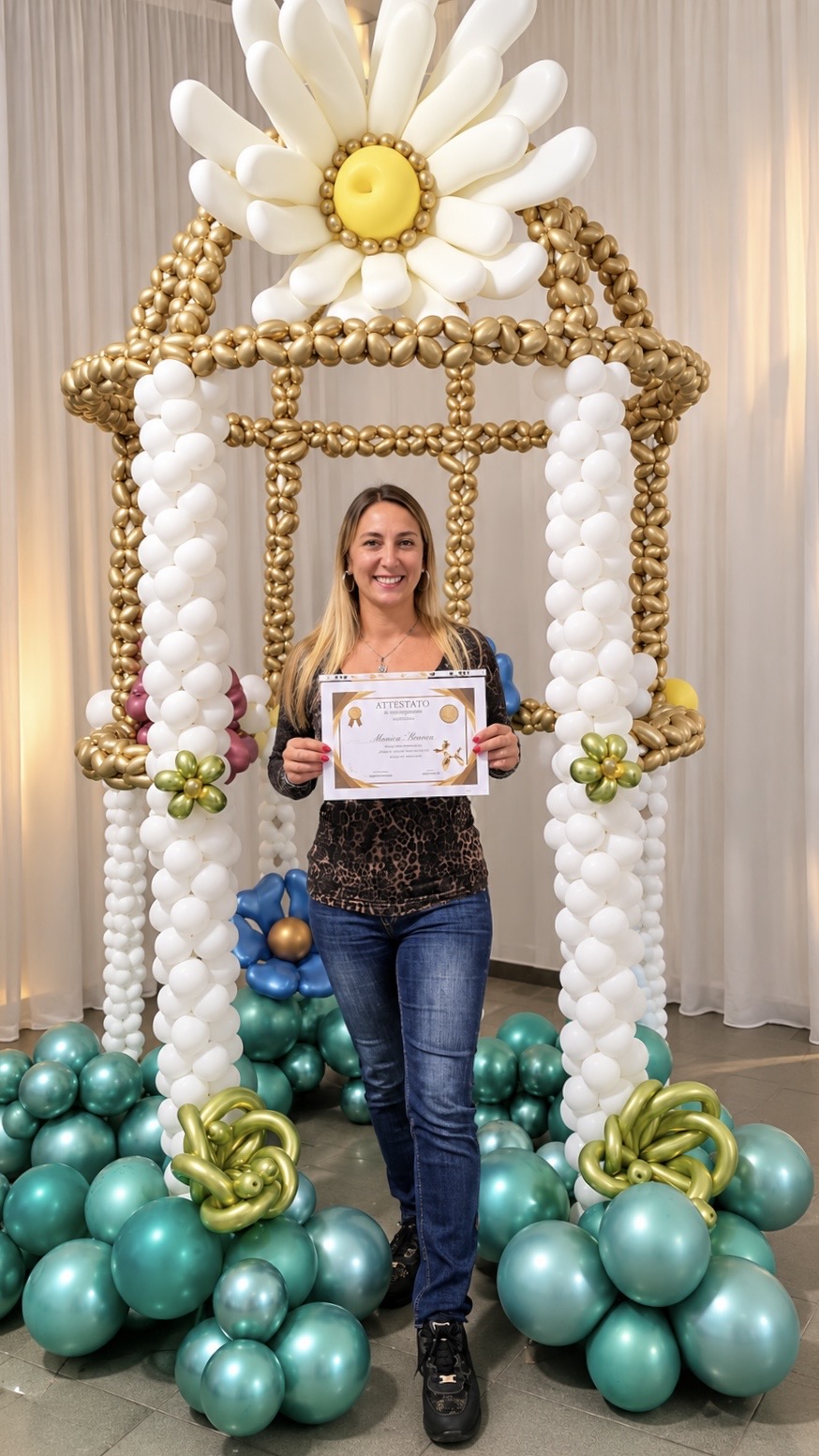 Monica, fondatrice di Il Giardino Volante Lab, davanti a una scenografica creazione di palloncini
